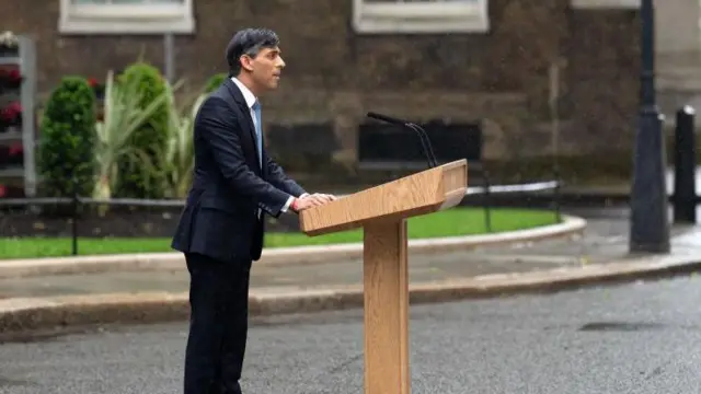 Rishi Sunak bajo la lluvia