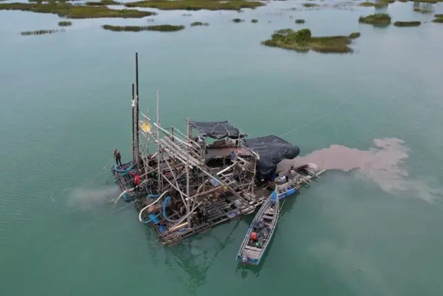 Penambangan timah di wilayah pesisir dan laut Kepulauan Bangka. 