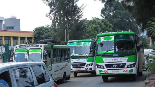 ሰለስተ ኣውቶቡሳት እናተጓዓዛ ይርኣያ