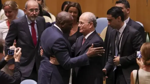 Sakataren harkokin wajen Birtaniya, David Lammy (a tsakiya) rungume da Firaministan Falasɗinawa, Mohammad Mustafa a taron Majalisar Dinkin Duniya ranar 29 ga watan Yulin 2025.