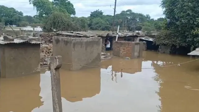 हसनाळमधील अनेक घरं अजूनही पाण्याखाली आहेत.