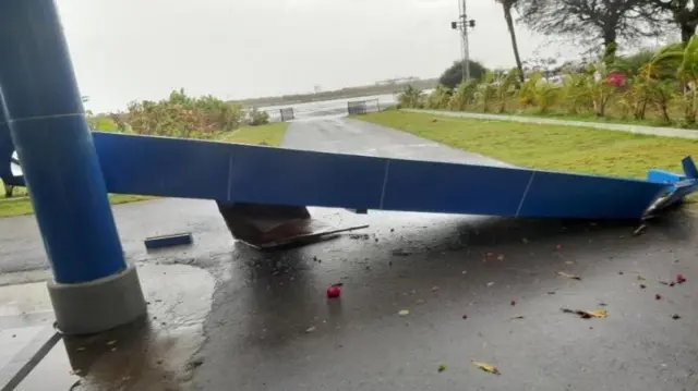 বিমানবন্দরে ধসে পড়া ভবন