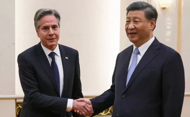 SecretárioEstado dos EUA, Antony Blinken (E), cumprimenta o líder da China, Xi Jinping