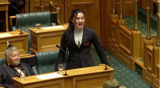 La parlamentaria opositora Hana-Rawhiti Maipi-Clarke inicia un haka en el Parlamento de Nueva Zelanda