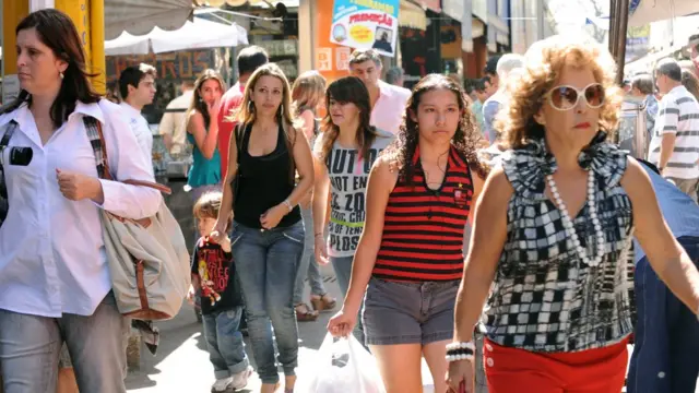 Mulheres caminhandoaposta 0.5 golsrua brasileira,aposta 0.5 golsfotoaposta 0.5 golsarquivo