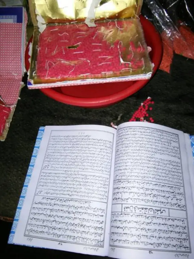 কোরান শরীফের ভেতরে বহন করে আনা ইয়াবা।