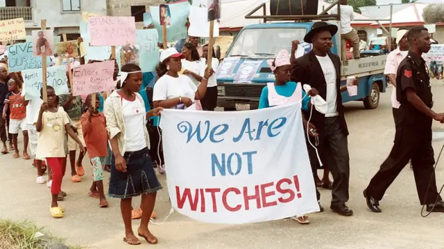 Des enfants protestent, se disant innocents, le 26 février 2009 après avoir été traités de sorcières dans la ville d'Eket, dans l'État d'Akwa Ibom, au sud du Nigeria.