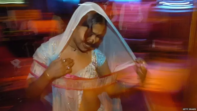 బార్ డ్యాన్సర్లు