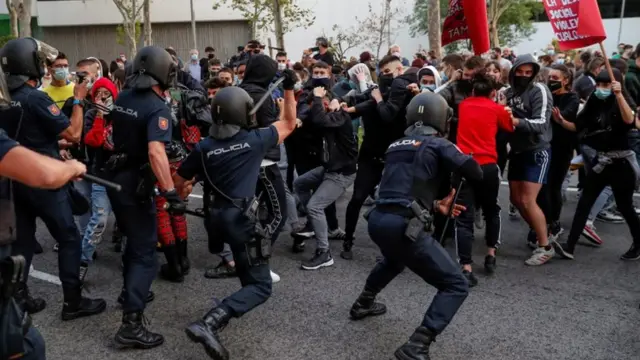 اشتباكات بين قوات الشرطة ومتظاهرين في مدريد