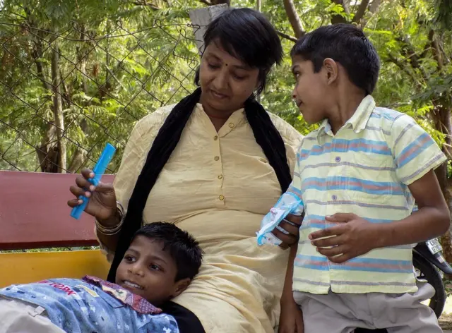 ભવ્ય અને ચિન્મય સાથે અનિતાબેન સોલંકી