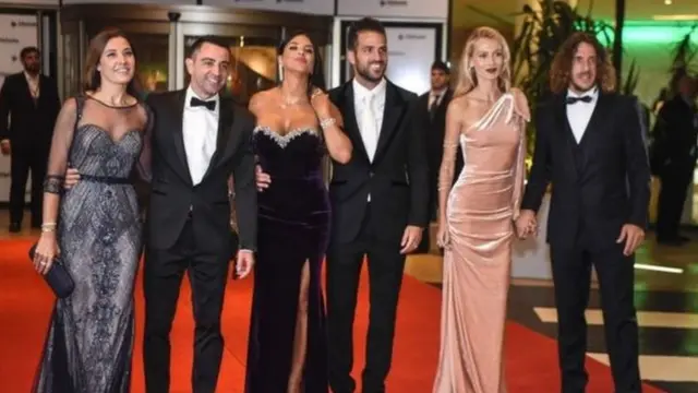 Waliokuwa wachezaji wa barcelona Xavi na mkewe, Fabregas na Mkewe na Chrales Puyol