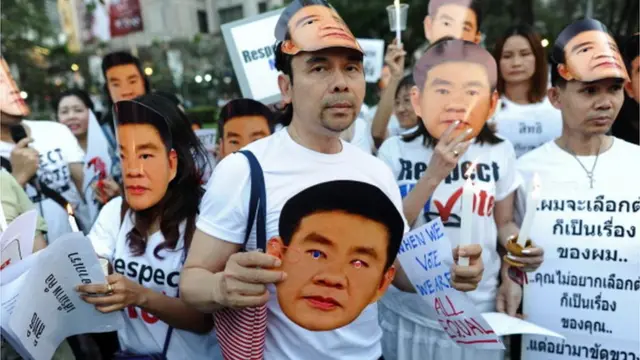 ประชาชนสวมใส่ "หน้ากากสมชัย" ชุมนุมเมื่อวันที่ 30 ม.ค. 57 เพื่อยืนยันต้องการไปใช้สิทธิเลือกตั้ง หลัง กกต.ออกแถลงการณ์ให้เลื่อนการเลือกตั้ง 2 ก.พ. 2557 ออกไป