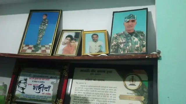 घर पर लगी तस्वीरें