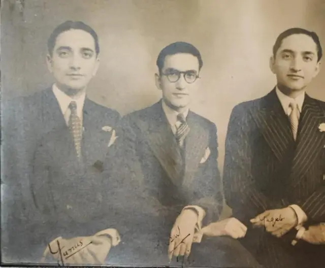 याकूबजादा बंधू- युनूस खान डावीकडे आणि याकूब खान सर्वात उजवीकडे