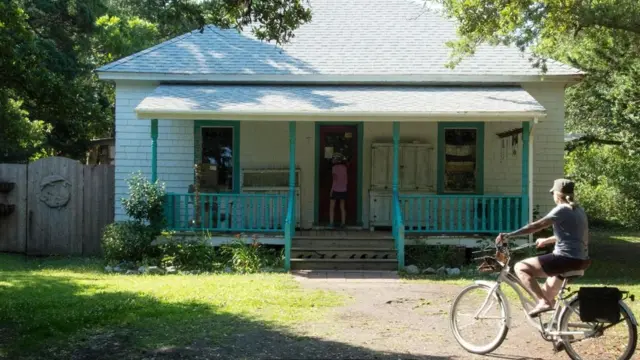 Una casa con gente en bicicleta en Ocracoke .