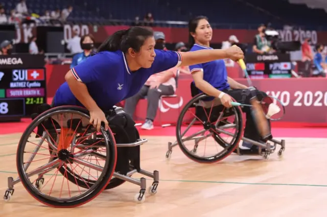 อำนวย เวชวิฐานและสุจิรัตน์ ปุกคำ นักแบดมินตันวีลแชร์หญิงของไทยลงแข่งขันในประเภทหญิงคู่ WH รอบชิงเหรียญทองแดง