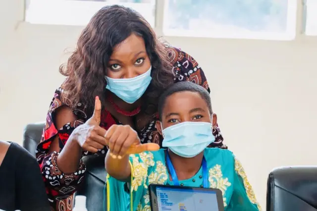 Natacha Nduwimana (inyuma) akuriye BiHub akanatoza abigeme ubuhinga bwa none avuga ko afise icizere c'ejo heza ku bigeme muri iCT mu Burundi