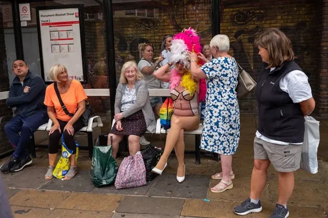 خرج عشرات الآلاف من الناس في موكب في نيوكاسل للاحتفال بمجتمع المثليين. بدأ الحدث بحفل موسيقي لجمع التبرعات يوم الجمعة أعقبه مسيرة في وسط المدينة يوم السبت.