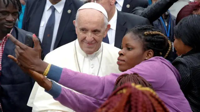 Mulher tira selfie com o papa Francisco