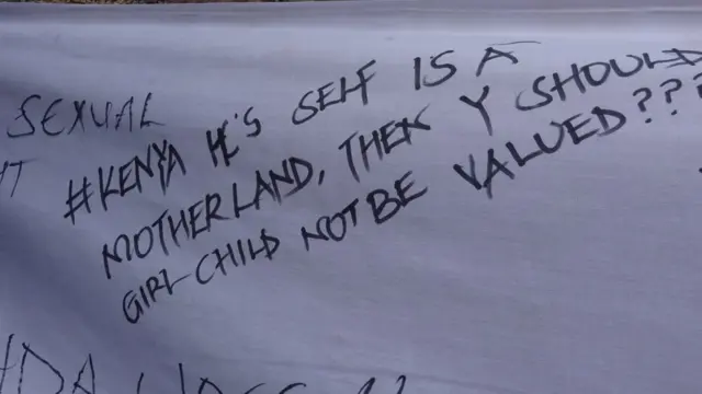 Une photo montrant des femmes qu'elles devraient être valorisées au même titre que leur pays.