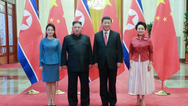 김정은 위원장과 리설주 여사, 시진핑 중국 국가주석과 펑리위안 여사가 베이징 인민대회당에서 기념촬영을 하고 있다