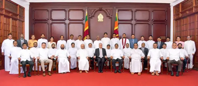 රාජපක්ෂවරයෙක් ඇතුළු නව රාජ්‍ය අමාත්‍යවරුන් 37ක් අද ජනපති ඉදිරියේ දිව්රුම් දෙයි