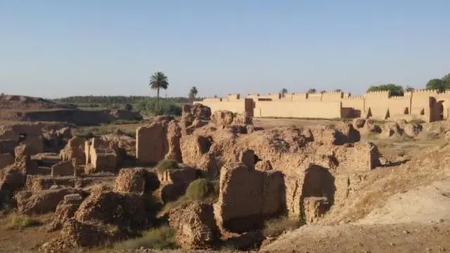 Murallas construidas por Sadam en las ruinas de Babilonia.