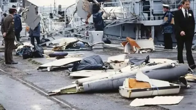 દુર્ઘટનાગ્રસ્ત વિમાન કનિષ્કના મળી આવેલા કેટલાક ટુકડા