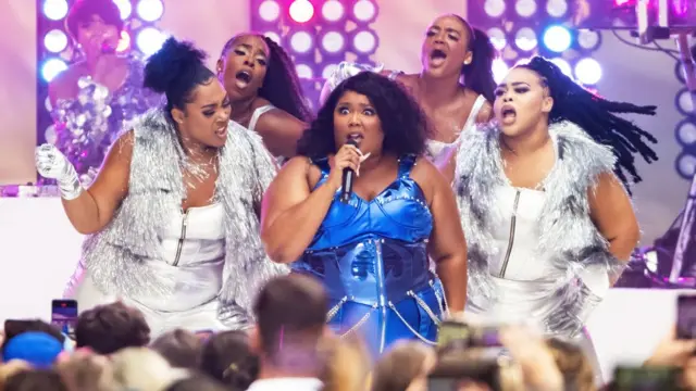 Lizzo durante una presentacion en Nueva York