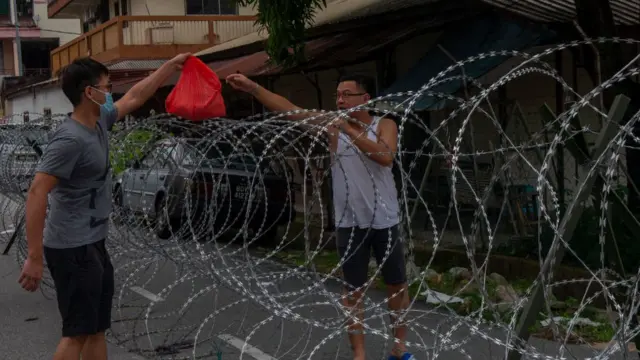 ஆணையை மீறுபவர்களை அடைக்க 11 தற்காலிக சிறைகள்