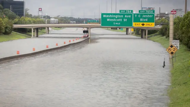 در هوستون، مرکز ایالت تگزاس آب اتوبان‌ها را فرا گرفته است