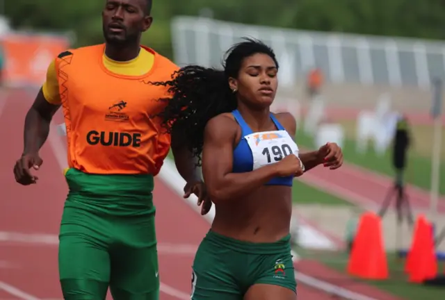 Atleta cega disputa corrida