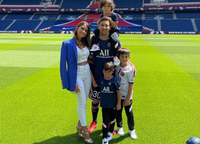 Lionel Messi and family pose for a photo on the Parc des Princes pitch