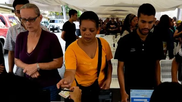 Filas para firmar por el revocatorio