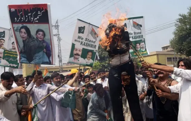راهپیمایی هایی در نقاط مختلف پاکستان به نشانه همبستگی با مردم کشمیربرگزارشد