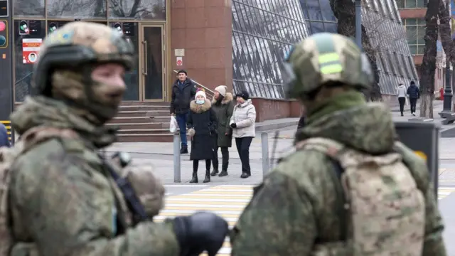 শান্তিরক্ষী মোতায়েনের পর আলমাটিতে সাধারণ মানুষ বাড়ির বাইরে বেরুতে শুরু করেছেন।