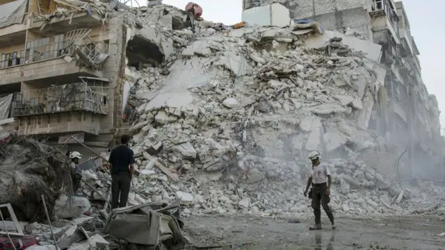 صورة تظهر الدمار الذي خلفته إحدى الضربات الجوية في حلب