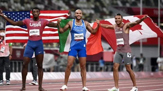 Fred Kerley (trái) của Mỹ giành huy chương bạc và Andre de Grasse của Canada (phải) giành huy chương đồng.