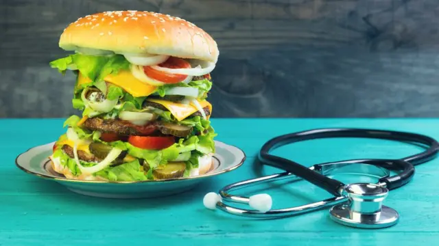 Большой бургер и стетоскоп