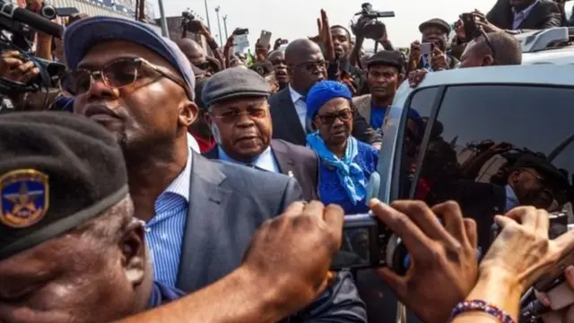 Mita Etienne Tshisekedi (a tsakiya)