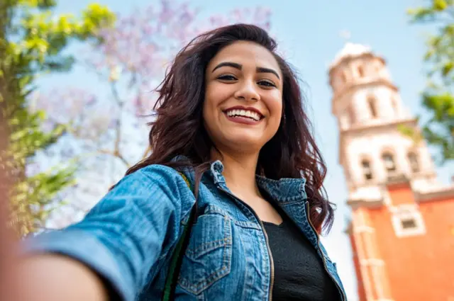 Mexicana tomando una selfie.