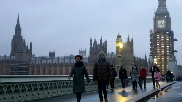 Pessoas caminhando na Westminster Bridge,line dafabetLondres, no dia 26line dafabetdezembro