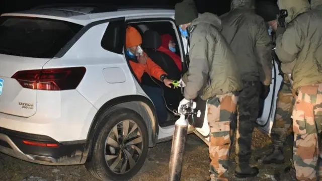 भारतीय फ़ौजी चीनी नागरिकों की मदद करते हुए