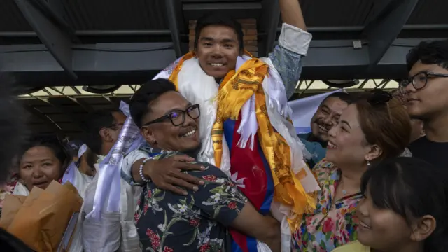 आफ्ना बुवा आमाका साथमा निमा रिन्जी शेर्पा