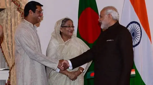 ভারতের প্রধানমন্ত্রী নরেন্দ্র মোদীর সঙ্গে পুত্রের আলাপ করিয়ে দিচ্ছেন শেখ হাসিনা - ফাইল ছবি