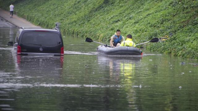 7月16日，受北京暴雨影響，回龍觀地區的部分路口、路段出現不同程度積水，救援人員乘救生艇開展搜救作業。