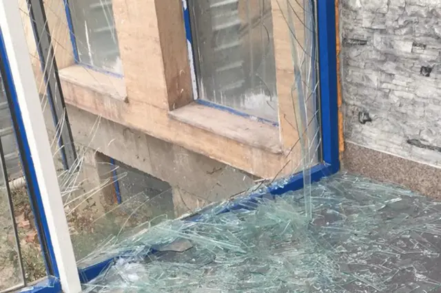 大使館の隣りにある建物ではガラスが割れた