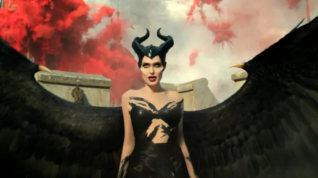 朱莉饰演的黑魔后对奥萝拉的母性令她挣扎，同时她又面对着来自邻国的英格丽王后的挑战。