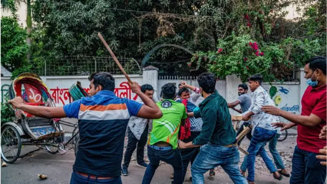 বিক্ষোভকারীদের উপর লাঠি-সোটা, চেয়ারসহ নানা জিনিস নিয়ে হামলা চালানো হয়।