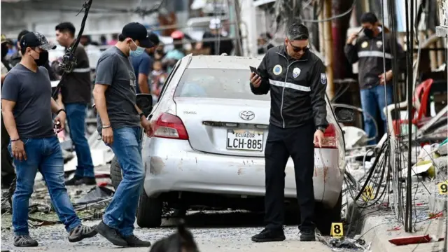 La policía hace investigaciones periciales en el lugar de la explosión en el barrio Cristo del Consuelo, Guayaquil.